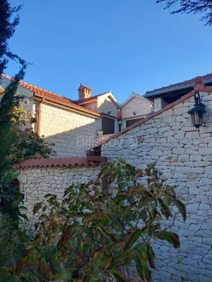 Haus 400 m², Splitska auf Brač, 50 m vom Meer und Meerblick - 2