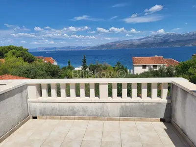 Haus 400 m², Splitska auf Brač, 50 m vom Meer und Meerblick