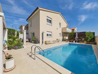 Familienhaus mit Pool neben dem Naturpark Kamenjak
