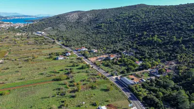 Građevinsko zemljište 9.080m² s objektima, Marina, blizina Trogira