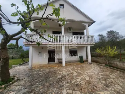 Kuća za radnike, Podgradina, privatni parking i 12 osoba