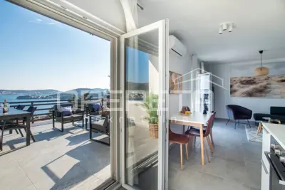 Stan 82 m², Rogoznica, 2 spavaće sobe i terasa s pogledom na more