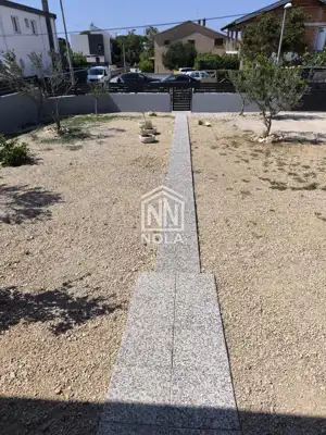 VODICE Veliko građevinsko zemljište s opremljenom kućom u mirnoj zoni - 7