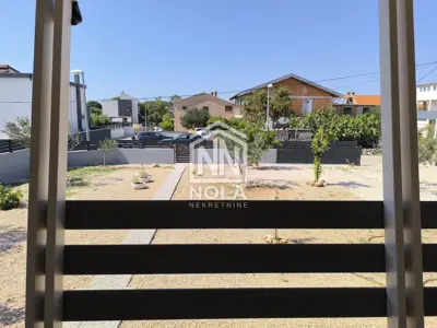 VODICE Veliko građevinsko zemljište s opremljenom kućom u mirnoj zoni - 16