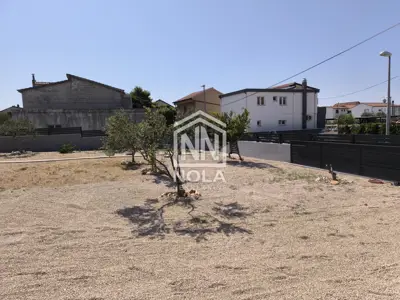 VODICE Veliko građevinsko zemljište s opremljenom kućom u mirnoj zoni - 4