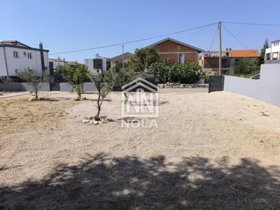 VODICE Veliko građevinsko zemljište s opremljenom kućom u mirnoj zoni - 3