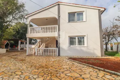 Pula, surroundings, family house with two apartments