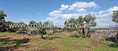 Grundstück, Brač, 8 100 m², 81 000 € - 5