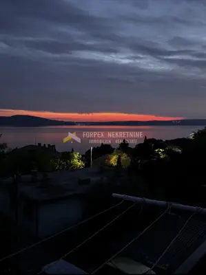 Stan u Novom Vinodolskom, 2 spavaće sobe i balkon s pogledom na more