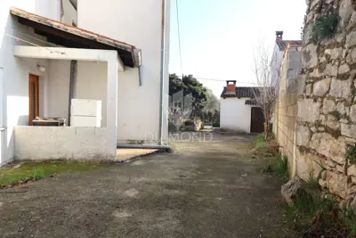 Haus 143 m², Poreč - zwei Wohneinheiten und Hof - 11