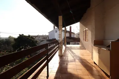 Haus 143 m², Poreč - zwei Wohneinheiten und Hof