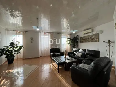 House 380 m², Kastav - 4 apartments and commercial space - 2