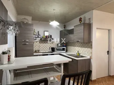 House 380 m², Kastav - 4 apartments and commercial space - 4