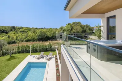 Beautiful modern house with panoramic views - 14