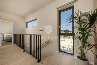 Beautiful modern house with panoramic views - 11