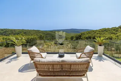 Beautiful modern house with panoramic views - 12