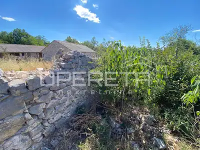 Grundstück 700 m², Lozovac - in der Nähe von NP Krka und ruhige Lage
