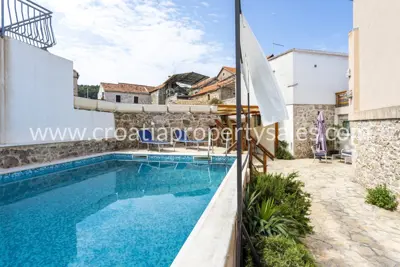Kamena kuća, Otok Hvar, bazen i terasa s jacuzzijem