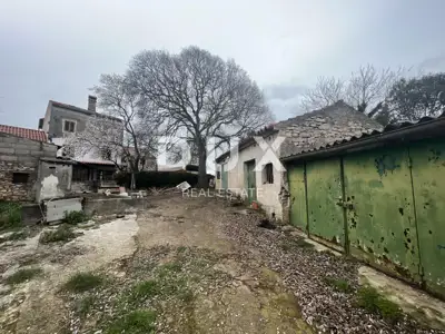 Građevinsko zemljište 933 m², Valtura - objekt 65 m², uporabna dozvola - 5