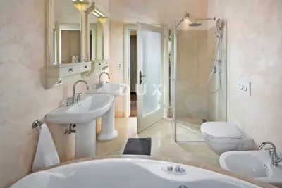 House 309 m², Višnjan - stone beauty with a pool - 22