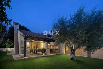 House 309 m², Višnjan - stone beauty with a pool - 2