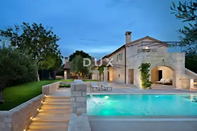 House 309 m², Višnjan - stone beauty with a pool
