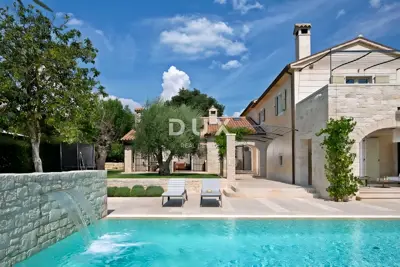 House 309 m², Višnjan - stone beauty with a pool - 5