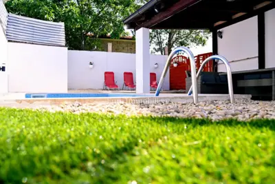Kuća 160 m², Dobrinj - dva stana i bazen - 8