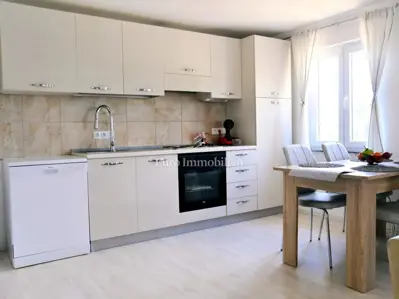 Kuća 160 m², Dobrinj - dva stana i bazen - 14