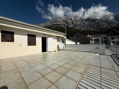 Kuća 245 m², Baška Voda - centar, 3 etaže i terasa - 2
