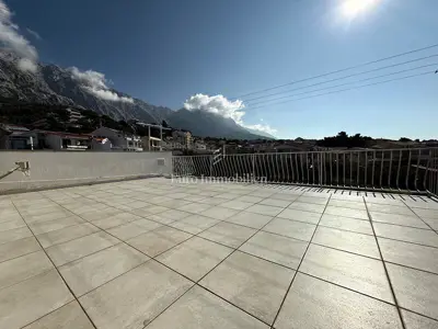 Kuća 245 m², Baška Voda - centar, 3 etaže i terasa