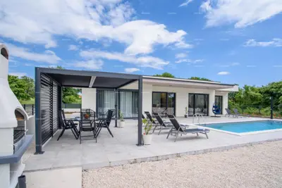 Vila 135 m², Kanfanar - bazen i terasa