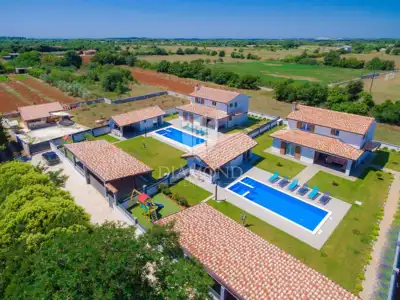Haus 765 m², Šišan - Pool und Wellnessbereich