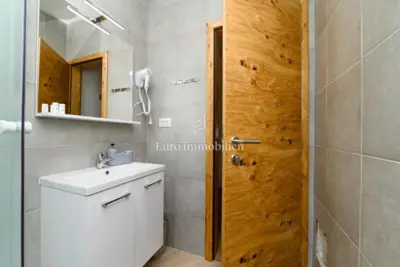Kuća 200 m², Miholašćica - pogled na more i dvorište - 17