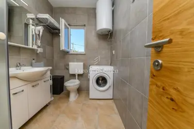 Kuća 200 m², Miholašćica - pogled na more i dvorište - 20