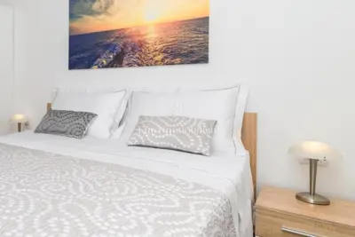 Kuća 200 m², Miholašćica - pogled na more i dvorište - 14