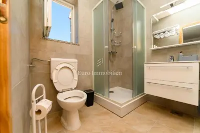 Kuća 200 m², Miholašćica - pogled na more i dvorište - 12