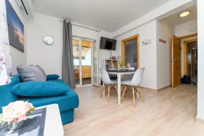 Kuća 200 m², Miholašćica - pogled na more i dvorište - 2
