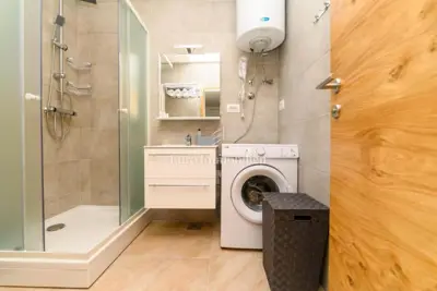 Kuća 200 m², Miholašćica - pogled na more i dvorište - 11