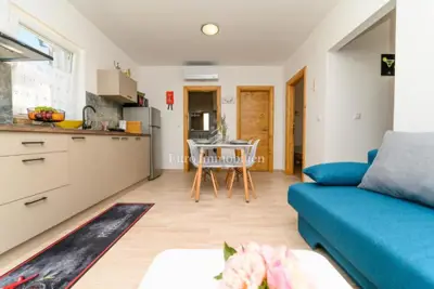 Kuća 200 m², Miholašćica - pogled na more i dvorište - 3