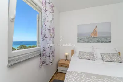Kuća 200 m², Miholašćica - pogled na more i dvorište - 6
