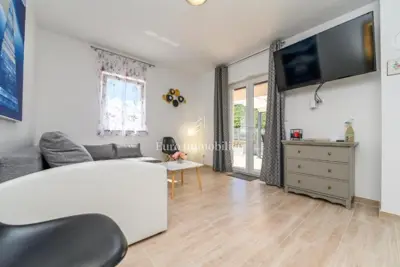 Kuća 200 m², Miholašćica - pogled na more i dvorište - 21