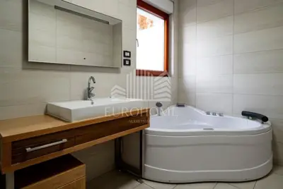 VILA SA DVA STANA 427 m², VRT GRAMAČA, ŠESTINE - 13