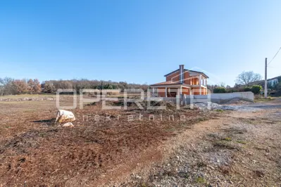 Građevinsko zemljište 582 m², Višnjan - ravno i pravilnog oblika