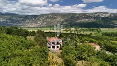 Kuća 262 m², Kršan - dvije stambene jedinice i okućnica