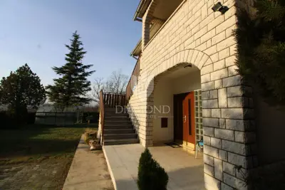 Haus 262 m², Kršan - zwei Wohneinheiten und Gartenfläche - 21