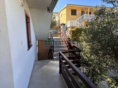 Kuća 151 m², Kruševo - 3 stana, 50 m od mora - 4