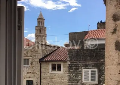 Reihenhaus 75 m², Split, Blick auf den Glockenturm des Hl. Duje