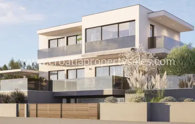Villa 355 m² in Omiš, sea view and peaceful surroundings