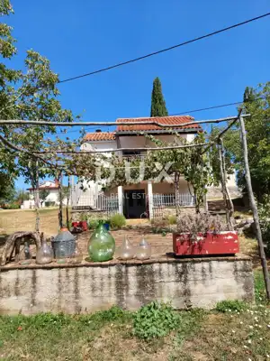 Haus 332 m², Oprtalj - zwei Häuser und bebaubare Grundstücksfläche